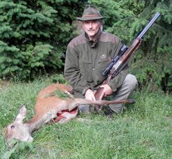 Jaeger Burkhardt Pierenz mit einem geschossenen Reh